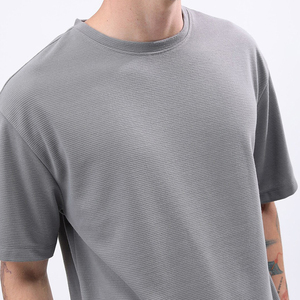 เสื้อยืดแขนสั้นคอกลมสีเทาสำหรับผู้ชาย ผ้าถักแห้งเร็ว ทรงหลวม สวมใส่สบาย สีพื้น ผ้าโพลีเอสเตอร์ - Product Image 4