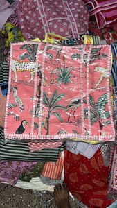 Sacs fourre-tout en coton matelassé élégants faits sur mesure, légers, durables, spacieux, sérigraphiés en soie pour un usage quotidien, cadeaux de voyage en vrac - Product Image 4