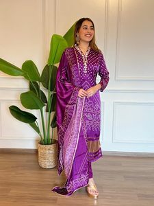 PANTALÓN SUPERIOR DE TRABAJO BORDADO DE TELA DE TERCIOPELO PESADO Y RED DE MARIPOSA PESADA DUPATTA NEGRO - Product Image 3