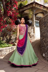 Colección de bodas Vichitra estilo clásico: Lehenga Choli de tafetán de seda con corte en A, largo hasta el suelo, espalda descubierta y cola catedral bordada. - Product Image 5