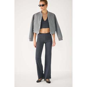 Pantalon évasé à taille haute texturé - Product Image 1