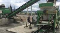 Machine de fabrication de blocs de béton creux semi-automatique hydraulique à commande PLC, entraînée par moteur, capacité de la trémie de 700 dm3, 32 KW