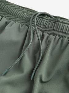 ชุดกีฬากางเกงออกกำลังกายสำหรับผู้ชายกางเกงขาสั้นสีดำพิมพ์ลายผ้าไนลอนโพลีเอสเตอร์แบบลำลอง - Product Image 2