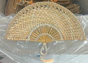 พัดลมมือถือจากหญ้าทะเลทันสมัยและมีสไตล์เครื่องมือระบายความร้อนน้ำหนักเบาแบบเวียดนามสำหรับงานปาร์ตี้และท่องเที่ยวพัดมือจากหญ้าทะเลส่งตรงจากเวียดนาม - Product Image 4