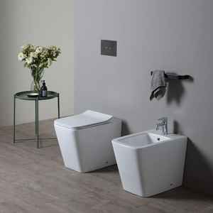 Conjunto de Accesorios de Baño de Cerámica de Alta Calidad para Instalar en el Suelo, Marca Riga - Product Image 1
