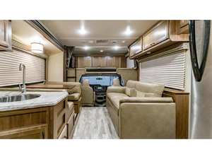 Autocaravana de lujo usada Gulf Stream Conquest 6310 gris para viajes familiares, con emisiones Euro 5, capacidad para 4-6 personas, un dormitorio. - Product Image 3