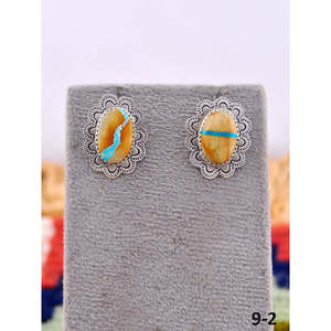 Boucles d'oreilles pendantes artisanales en turquoise de Royston et argent sterling, serties d'une fleur en forme de ruban - Product Image 1