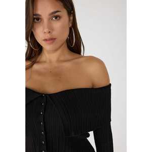 Haut en tricot à épaules dénudées avec détail boutonné - Product Image 3