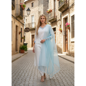 Ensemble de kurta en mousseline de soie blanche élégante avec dupatta bleu clair - Product Image 1