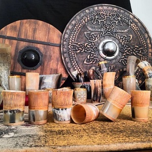 แก้วทัมเบลอร์สำหรับดื่มดีไซน์ใหม่ทำจากแก้วบัฟฟาโลฮอร์นธรรมชาติพร้อมฐานไม้แท้ไวกิ้งยุคกลาง - Product Image 4