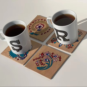 Sous-verres de Noël classiques en résine époxy en bois fabriqués à la main avec bordure plaquée or Dessous de verre festif au design unique - Product Image 1