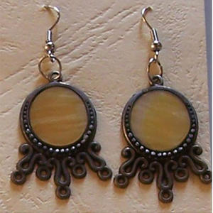 Bijoux en coquillages, boucles d'oreilles pendantes en métal inoxydable, motif coquille de nacre jaune, élégantes - Product Image 1