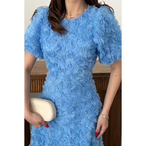 Vestido midi tejido Blue Rose con estampado floral y cintura natural - Product Image 4