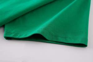 T-shirt en polyester pour homme avec poche élégante coupe décontractée et tissu tricoté respirant à séchage rapide 200g personnalisable OEM - Product Image 5