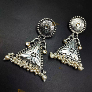 Pendientes de imitación plateados, ligeros, de diseño, oxidados, hechos a mano, de latón, con incrustaciones de Kundan y perlas, para niñas. - Product Image 1
