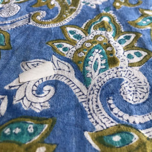 Tissu en coton imprimé à la main, motif floral paisley bleu olive |   Textile ethnique indien - Product Image 1