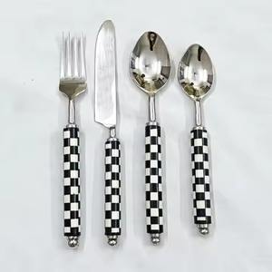 Ensemble de couverts élégant avec manche blanc fin et tête ronde dorée, vaisselle moderne de qualité supérieure, parfait pour les événements de restauration et le service quotidien - Product Image 6
