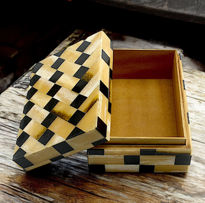 Boîte à bijoux moderne avec incrustation d'os géométrique en damier naturel, disponible à prix de gros. - Product Image 1