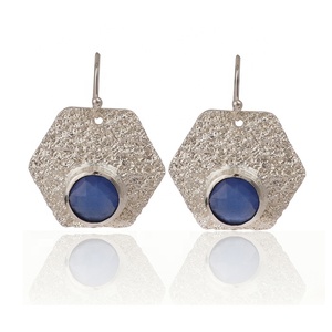 Boucles d'oreilles en pierres précieuses calcédoine Aqua de style classique en gros Boucles d'oreilles crochet de forme ronde plaquées argent - Product Image 3