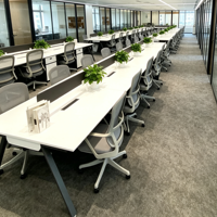 Postes de travail de bureau modernes modulaires pour 2 à 4 personnes, configuration face à face, aménagement ouvert, postes de travail informatiques et bureaux, mobilier de bureau