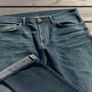 Jeans en denim brut pour hommes et femmes |   Vêtements d'hiver streetwear haut de gamme OEM ODM en gros, 100% coton lavé, poids moyen, logo personnalisé - Product Image 3