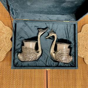 Candelabro en Forma de Cisne Plateado con Velas de Vidrio - Product Image 2