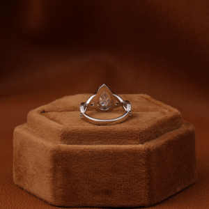 Anillo de Compromiso de Oro Macizo 18KT con Corte Redondo, Diamante Cultivado en Laboratorio, Ajuste de Racimo, Certificado IGI, Diamante Libre de Conflictos - Product Image 3