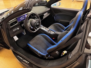 2023 Maseratiii MC20 Cielo Turbo Coupe Asientos de cuero para interiores oscuros Caja de cambios automática Trasera FWD Certificado Limpio y bastante usado - Product Image 3