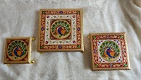 Lot de 3 Chowkis Tabouret en bois Pooja Meenakari Diwali Puja Accessoire God Idol Stand Mandir Decor Table de mariage hindou Cadeau indien