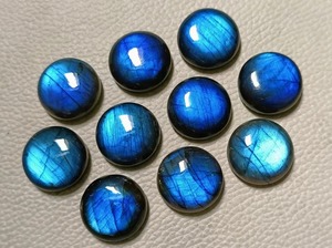 ลาบราโดไรต์ทรงกลมแบบคาโบชอง สีฟ้าสดใส ขัดเงาด้วยมือ ประกายไฟสีน้ำเงินธรรมชาติ น้ำหนัก 4-8 กะรัต พลอยเม็ดเดี่ยวสำหรับทำเครื่องประดับ - Product Image 4