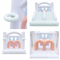 Aire de jeux gonflable commerciale blanche avec toboggan et obstacles de jeu souples pour location de fêtes de mariage