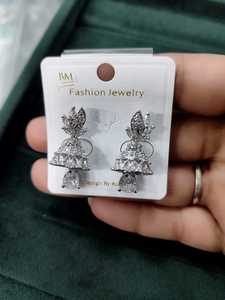 Boucles d'oreilles pendantes ethniques américaines en pierre, petites jhumkis plaquées or avec zircon en alliage, forme cloche, imitation perle pour mariages - Product Image 3