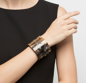 Brazalete de Cuerno Natural de Alta Calidad con Tachuelas de Latón |   Elegante Brazalete Ancho con Diseño de Cuerno |   Fabricante de Joyería al por Mayor - Product Image 2