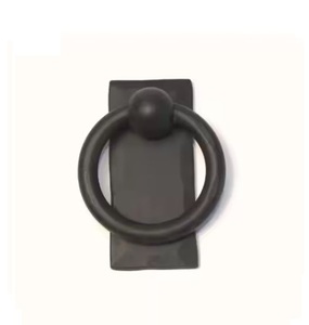 Aldabas de metal de alta resistencia, elegantes, resistentes a la intemperie y construidas para durar años con un llamativo acabado dorado - Product Image 3