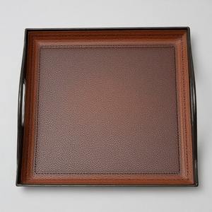 ถาดหนังทรงสี่เหลี่ยมมีด้านที่ยกสูงและงานเย็บอย่างประณีตเหมาะสำหรับการเสิร์ฟหรือจัดตกแต่งในทุกพื้นที่ - Product Image 1