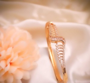 Brazalete Elegante de Acero Inoxidable Curvado Chapado en Oro con Circonita Cúbica (AD) para Mujer, Aleación Premium para Fiestas - Product Image 1