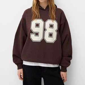 Sweat à capuche à manches longues personnalisé de qualité supérieure pour femmes Design imprimé décontracté Ajustement parfait pour les occasions d'hiver avec logo avant - Product Image 3