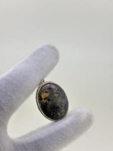 Bague solitaire en argent sterling 925 massif, design rétro traditionnel, avec pierre naturelle en pyrite en forme d'ovale, taille cabochon, sertie en bélière - Product Image 5