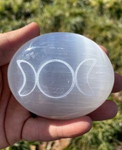 Piedra de selenita grabada, cristal ideal para todo tipo de energía, también ayuda a calmar el sueño - Product Image 6