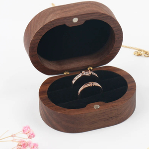 Boîte à bijoux en bois antique faite à la main pour demande en mariage, fiançailles, écologique, élégante, rangement pour bagues, occasions spéciales - Product Image 4