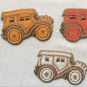 พวงกุญแจห้อยประดับรูปดอกไม้ทำจากโลหะผสม งานฝีมือประดับลูกปัด ปักลายสัญลักษณ์ดั้งเดิม กันน้ำ ทนทาน สวยงาม - Product Image 1