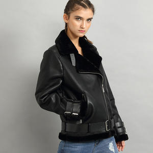 Veste en cuir végétalien en peau de mouton surdimensionnée de haute qualité pour femme avec fausse fourrure - Product Image 2