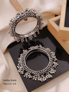 เครื่องประดับสไตล์อินโด-ตะวันตกแบบดั้งเดิมสำหรับผู้หญิงกำไลข้อมือทองเหลืองเคลือบสีเงินคาดาสำหรับเทศกาลปาร์ตี้สวมใส่ทุกวัน - Product Image 5