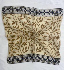 Pañuelo de Algodón con Estampado Artesanal, Estilo Bohemio, Diseño Único - Product Image 4