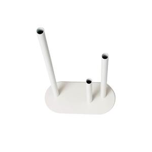 Florero de metal moderno estilo 3 tubos en elegante acabado blanco perfecto para decoración contemporánea del hogar y exhibición de mesa artística - Product Image 1