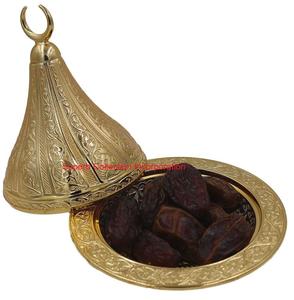 ชามเสิร์ฟอาหารอาหรับทำจากโลหะลายนูนสีทองพร้อมฝาปิดสำหรับเป็นของขวัญรอมฎอน - Product Image 1