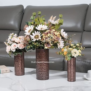 Florero de mesa de Metal en tono cobre para decoración del hogar y la boda jarrones florales de diseño martillado en forma de cilindro - Product Image 1