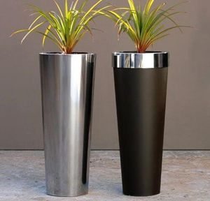 Vases cylindriques en métal faits à la main, parfaits pour l'intérieur de la maison, avec un attrait décoratif haut de gamme à prix de gros - Product Image 3
