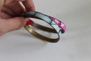 กำไลข้อมือทองเหลืองทำมือ ประดับมุกสีชมพูฟ้า น้ำหนักเบา กว้าง 10 มม. เครื่องประดับแฟชั่น ประดับเปลือกหอยหลากสี - Product Image 5