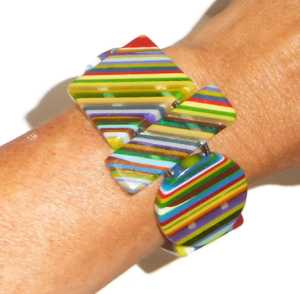 Bracelet de bijoux de mode en résine de couleur fabriquée à la main de qualité supérieure pour femmes d'Inde. - Product Image 6